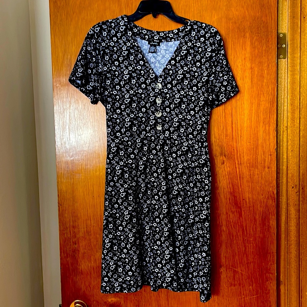 Justify black and white dress